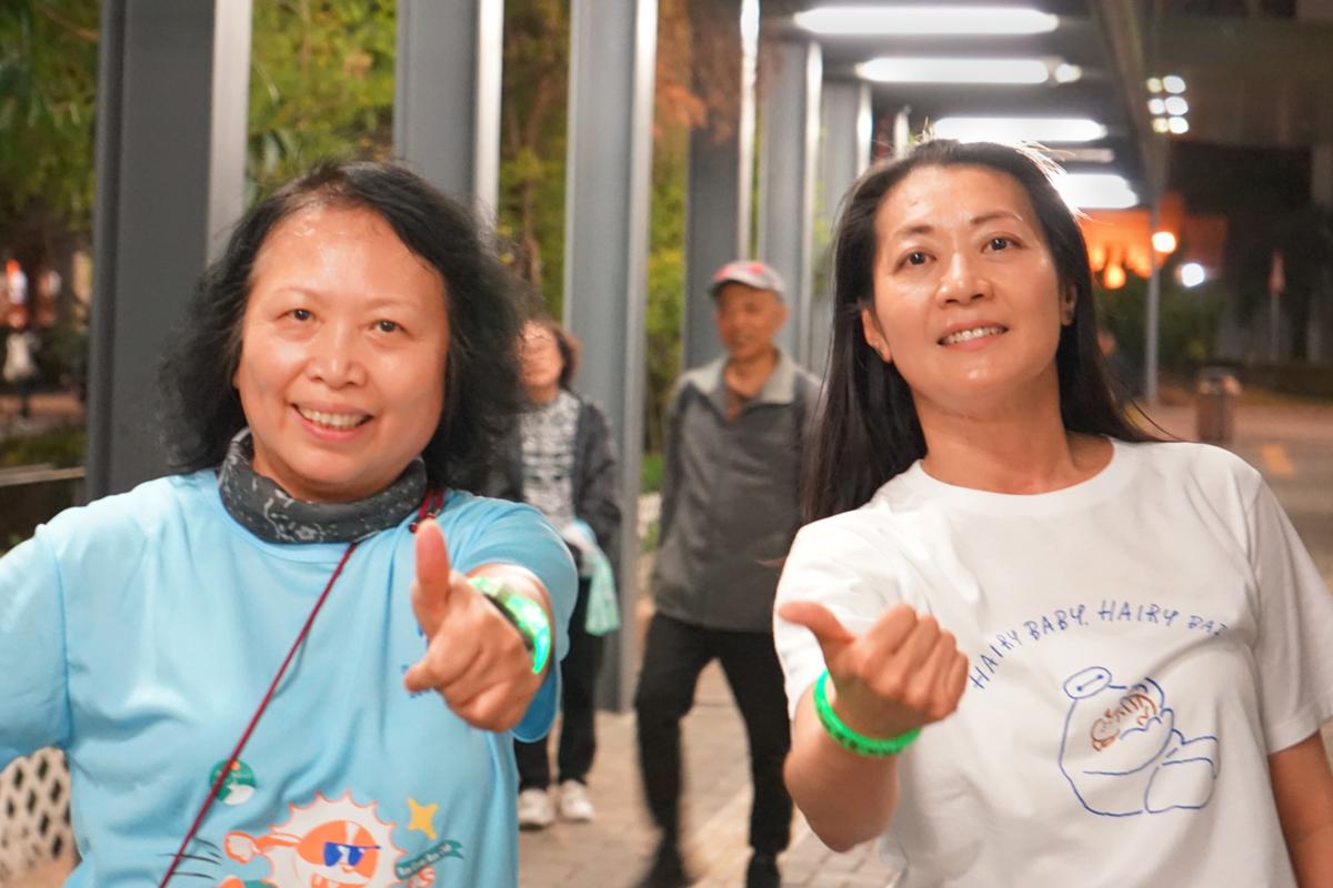  護老者于羡梅（左）鼓勵其他同路人多關心自己，適時尋求支援。