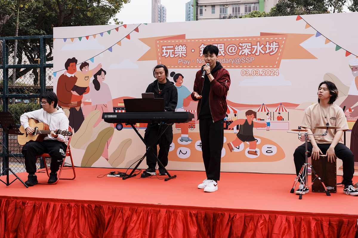  青年人於台上的音樂表演